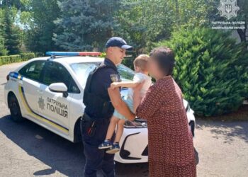 Патрульні повернули до дитсадка хлопчика, який загубився під час обіднього сну — Закарпаття