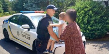 Патрульні повернули до дитсадка хлопчика, який загубився під час обіднього сну — Закарпаття