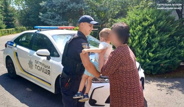 Патрульні повернули до дитсадка хлопчика, який загубився під час обіднього сну — Закарпаття