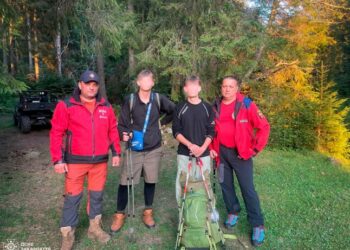 Хлопець почав панікувати: у Карпатах заблукали туристи — Закарпаття