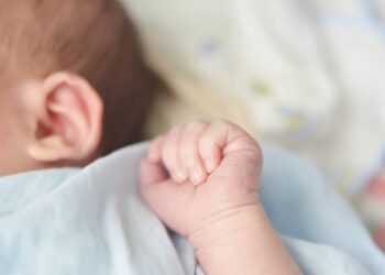 Екстрені пологи вдома: як медики врятували новонародженого, який не дихав — Закарпаття