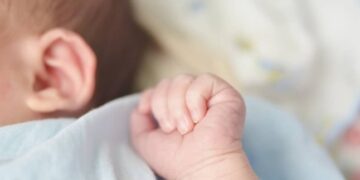 Екстрені пологи вдома: як медики врятували новонародженого, який не дихав — Закарпаття