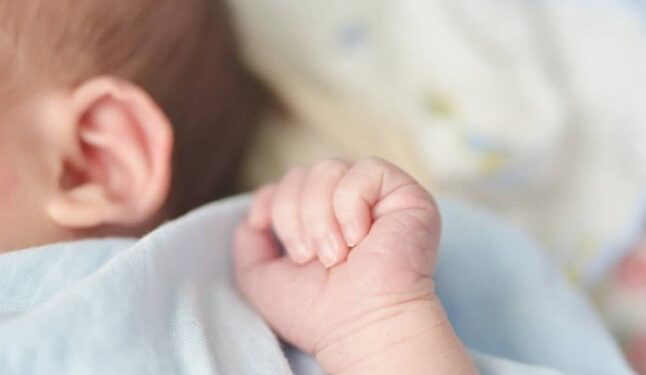 Екстрені пологи вдома: як медики врятували новонародженого, який не дихав — Закарпаття