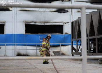 У Мукачеві досі гасять пожежу, яка спалахнула внаслідок ракетного удару — Закарпаття
