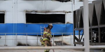 У Мукачеві досі гасять пожежу, яка спалахнула внаслідок ракетного удару — Закарпаття