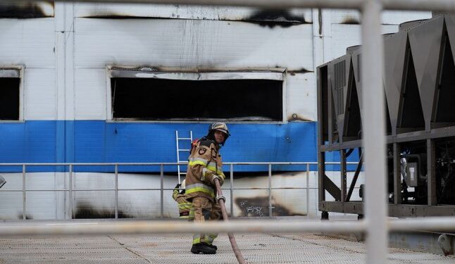 У Мукачеві досі гасять пожежу, яка спалахнула внаслідок ракетного удару — Закарпаття
