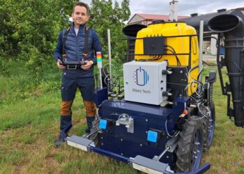 Польський фермер створив робота, що самостійно обприскує ягідник – Техніка