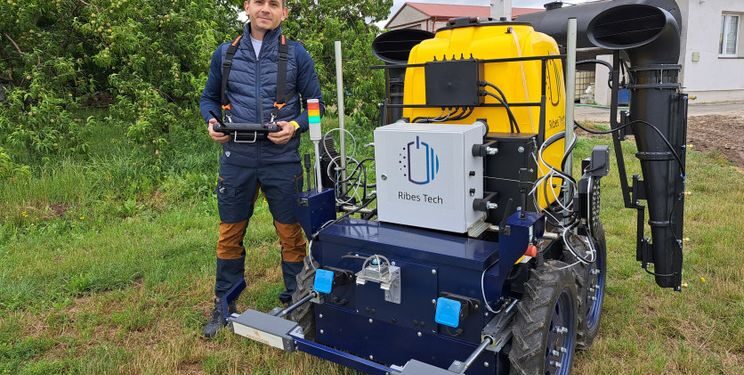 Польський фермер створив робота, що самостійно обприскує ягідник – Техніка