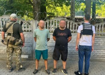Двоє ужгородців у незвичний спосіб вирішили перетнути кордон — Закарпаття