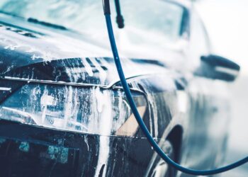 “Апофеоз ідіотизму”. У Маріуполі люди сидять без води, але працюють автомийки – Андрющенко