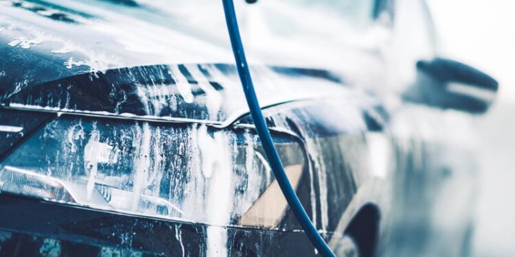 “Апофеоз ідіотизму”. У Маріуполі люди сидять без води, але працюють автомийки – Андрющенко