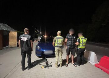 Арбалет у салоні: на Закарпатті прикордонники виявили холодну зброю в електромобілі –