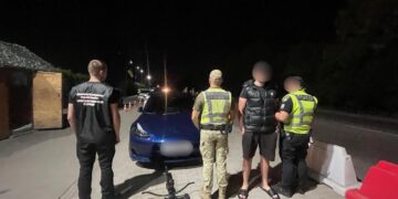 Арбалет у салоні: на Закарпатті прикордонники виявили холодну зброю в електромобілі –