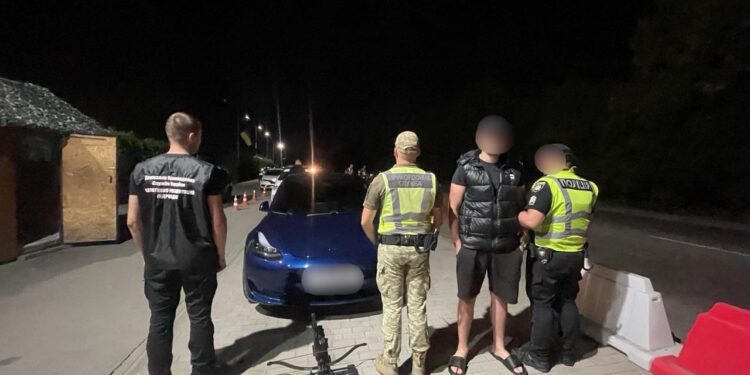 Арбалет у салоні: на Закарпатті прикордонники виявили холодну зброю в електромобілі –