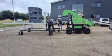 Електричний комбайн прискорює збирання слив  – Техніка