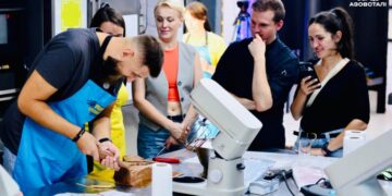 До Дня Незалежності оборонці Маріуполя із сім’ями спекли велетенський торт у формі карти України