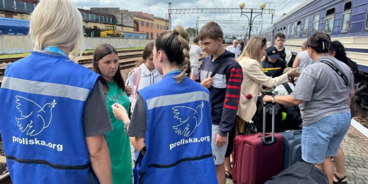 До Мукачева прибув евакуаційний потяг з жителями Донеччини та Дніпропетровщини (ФОТО)