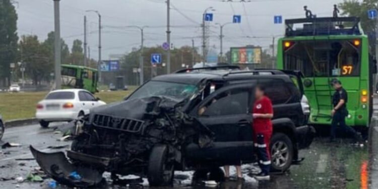 ДТП у Харкові: зіткнулися легковик, тролейбус та автобус, 11 постраждалих. Фото