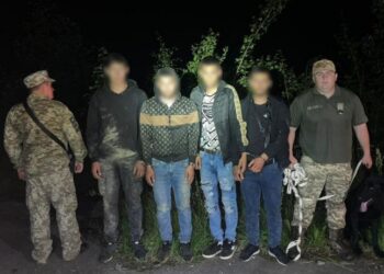 Поблизу кордону зі Словаччиною затримали 4 хлопців — Закарпаття