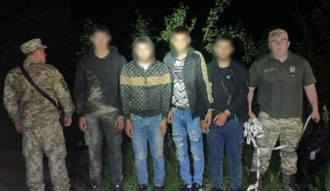 Поблизу кордону зі Словаччиною затримали 4 хлопців — Закарпаття