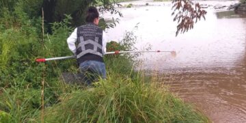 Екологи з’ясовують причини почервоніння води у річці Уж (ФОТО)