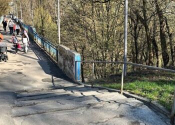 Економіка: У Львові на прохання мами школяра з інвалідністю відремонтують пішохідний міст