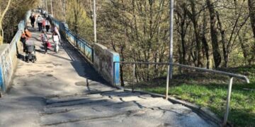Економіка: У Львові на прохання мами школяра з інвалідністю відремонтують пішохідний міст