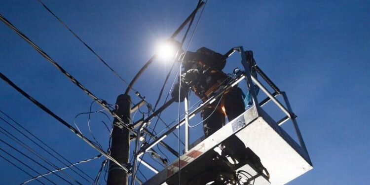 Енергетики заживили домівки 170 тис. сімей, які були без світла через негоду – ДТЕК