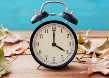 Коли переводять годинники на зимовий час 2025 в Україні — Закарпаття