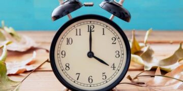 Коли переводять годинники на зимовий час 2025 в Україні — Закарпаття