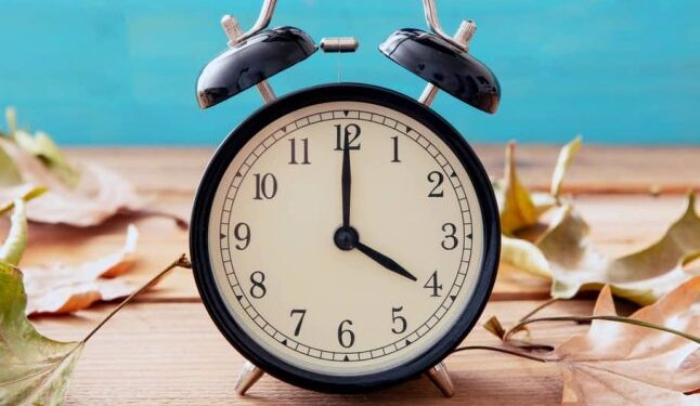Коли переводять годинники на зимовий час 2025 в Україні — Закарпаття