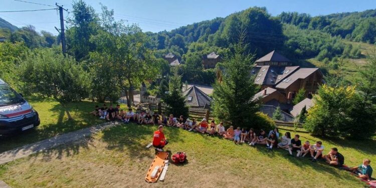 Фахівці “екстренки” провели навчання для дітей у літньому таборі на Тячівщині (фото)
