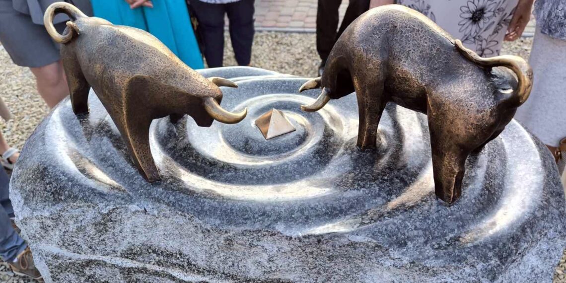 ФОТОФАКТ. У Берегові відкрили “історично-символічну” скульптурну композицію, присвячену “бику пастуха Саса”