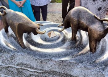 ФОТОФАКТ. У Берегові відкрили “історично-символічну” скульптурну композицію, присвячену “бику пастуха Саса”