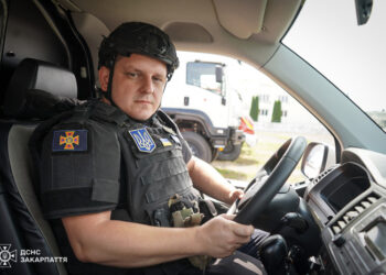 Герої без зброї: водій-рятувальник Василь Довганич про мотивацію, яка не в нагородах, а в допомозі людям