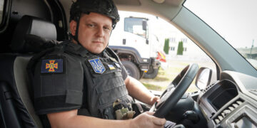 Герої без зброї: водій-рятувальник Василь Довганич про мотивацію, яка не в нагородах, а в допомозі людям