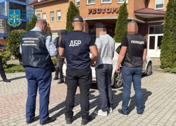 Хабарництво та переправлення ухилянтів: справу проти закарпатського митника скерували до суду –