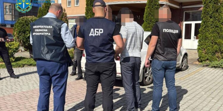 Хабарництво та переправлення ухилянтів: справу проти закарпатського митника скерували до суду –