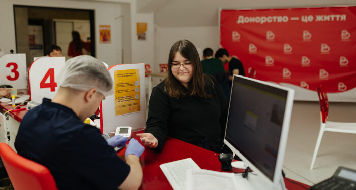 «Я бачила, як потрібна була кров»: історія донорства Діани Товстун після пекла Маріуполя