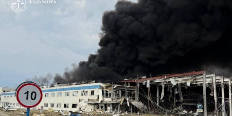 Кількість постраждалих внаслідок ракетного удару по Мукачеву зросла до 15 (ФОТО)