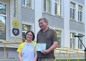 Маріупольці отримали ключі від соціального житла у Дніпрі, яке облаштував Фонд Ріната Ахметова