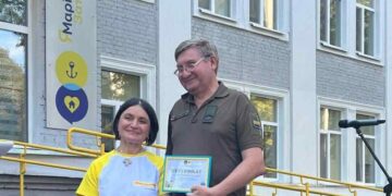 Маріупольці отримали ключі від соціального житла у Дніпрі, яке облаштував Фонд Ріната Ахметова