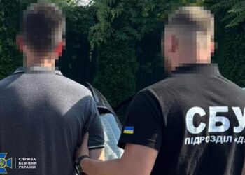 На “гарячому”: на Закарпатті затримали прикордонника, який продавав “в’їзд в Україну” –