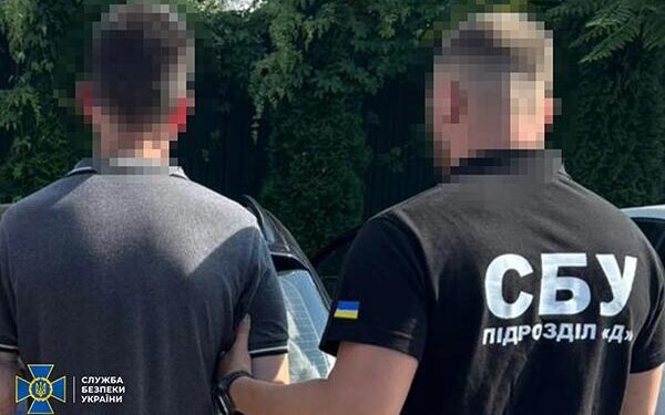 На “гарячому”: на Закарпатті затримали прикордонника, який продавав “в’їзд в Україну” –