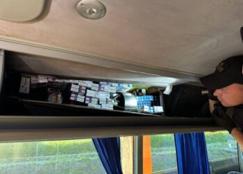 На КПП “Дякове” митники вилучили у водія автобус із контрабандними сигаретами (ФОТО)