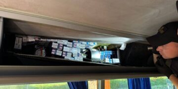 На КПП “Дякове” митники вилучили у водія автобус із контрабандними сигаретами (ФОТО)