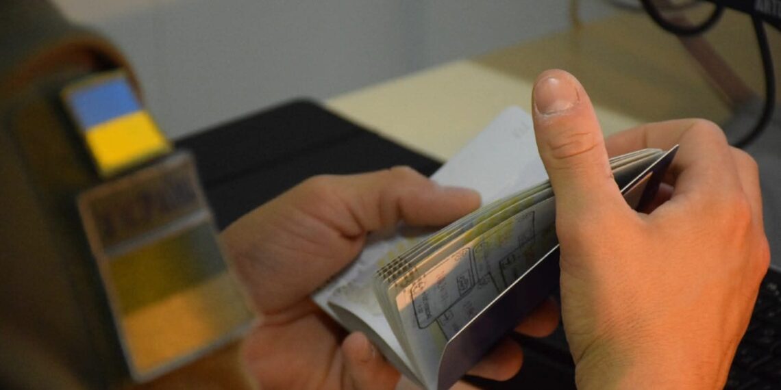 На КПП “Ужгород” спіймали двох чоловіків з фальшивими документами