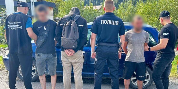 На Рахівщині переправники за €11 тис. возили ухилянтів до кордону мотоциклом (ФОТО)