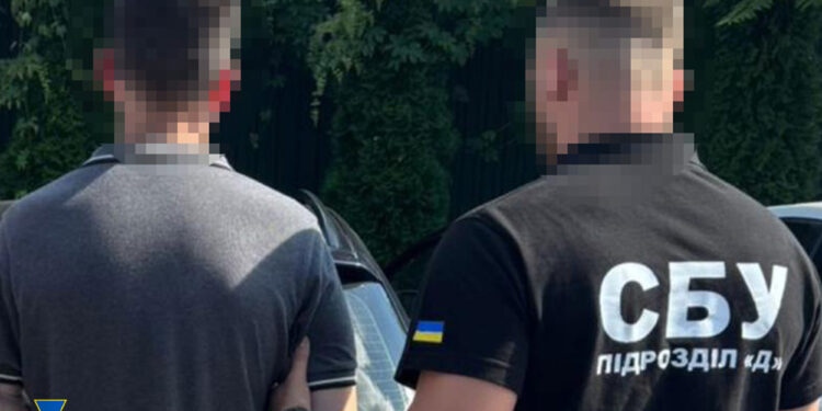 На Закарпатті прикордонник за гроші вносив фіктивні дані про повернення ухилянтів (ФОТО)