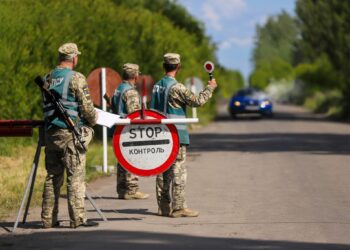 На Закарпатті прикордонники врятували родину з палаючої автівки